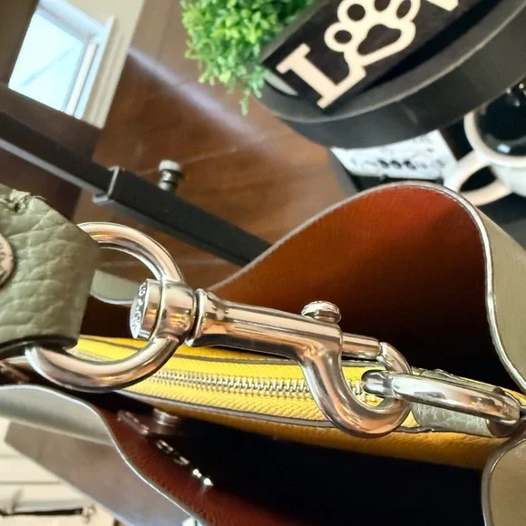 Coach Forest Green Bucket Bag w/Wallet - Picture 5 of 12